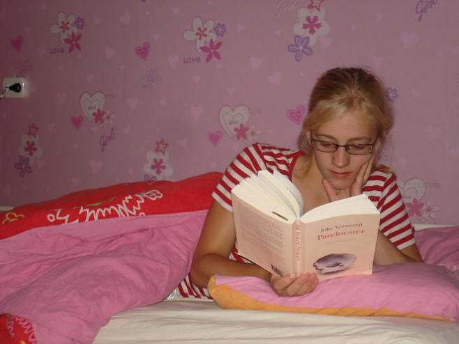 Nadine leest het boek Pareloester.
